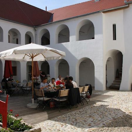 Hotel Eisenhuthaus Poysdorf Exterior foto