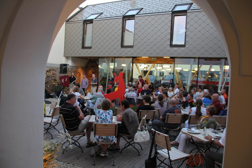 Hotel Eisenhuthaus Poysdorf Exterior foto