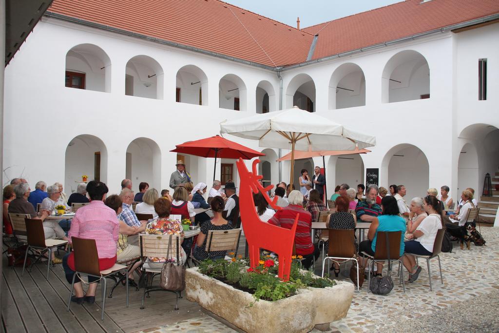 Hotel Eisenhuthaus Poysdorf Exterior foto